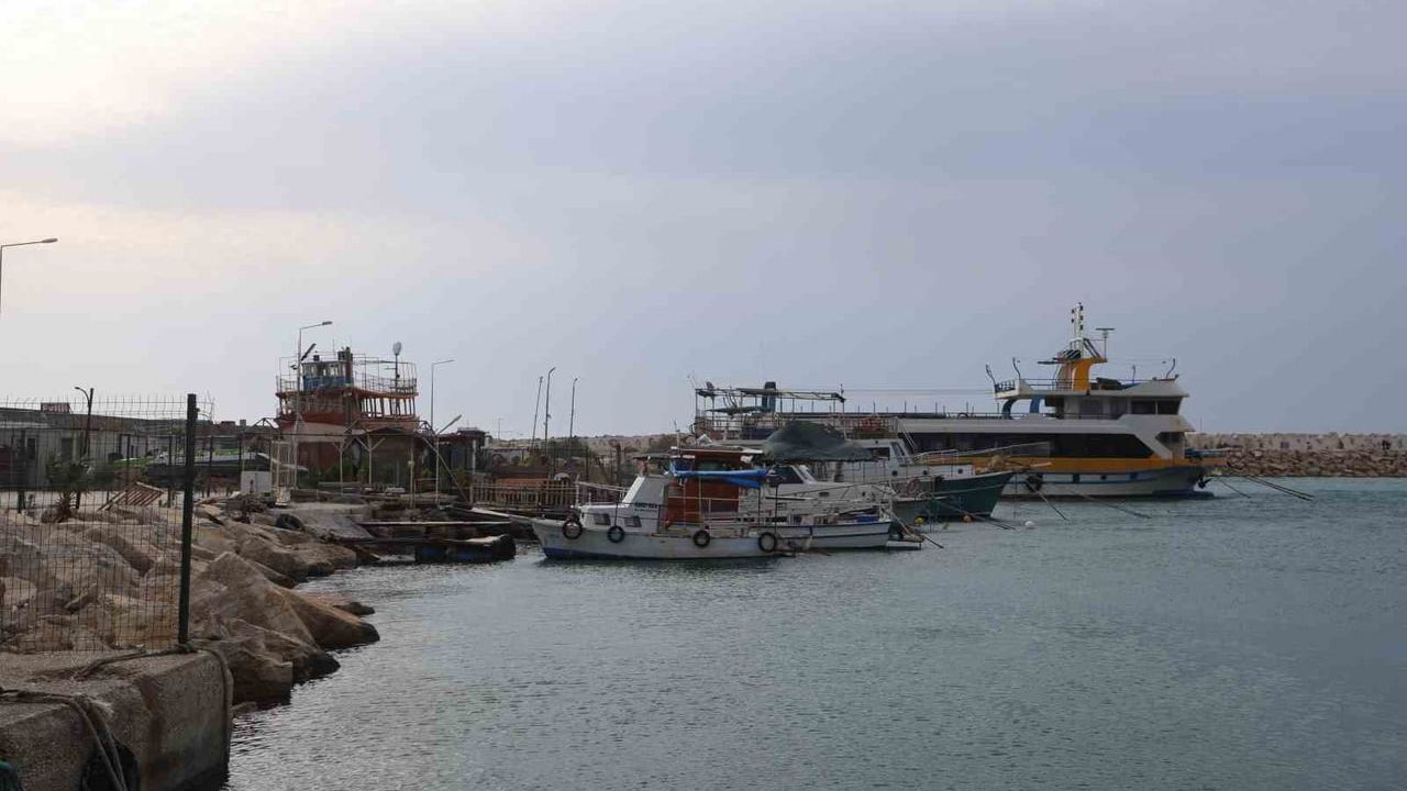 Samandağ'da Kaptandan Amatör Balıkçılara Uyarı: 'Fırtınada Denize Açılmayın'