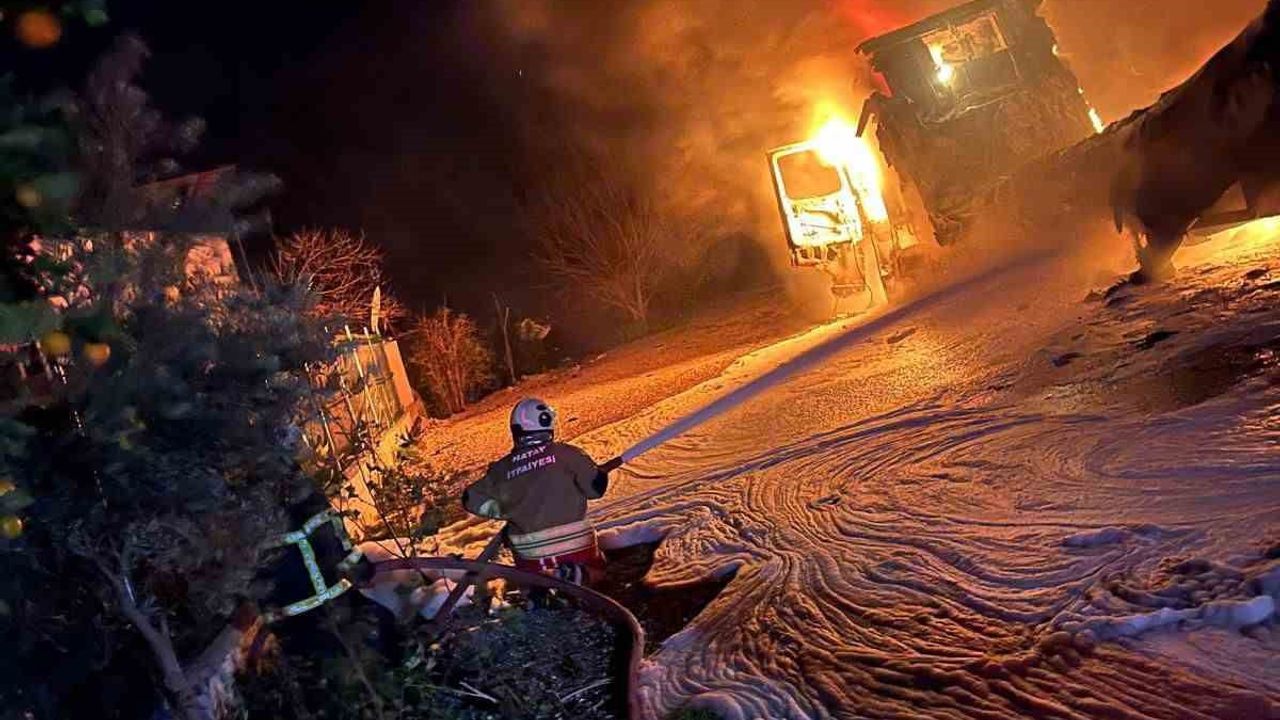 Samandağ'da Tır Yangını: Kurtderesi'nde Araç Kullanılamaz Hale Geldi