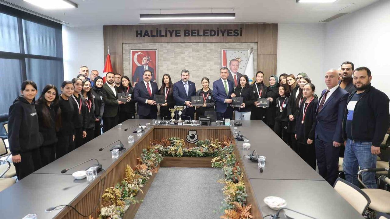 Şampiyon Haliliye Belediyespor, Başkan Canpolat'ı Ziyaret Etti