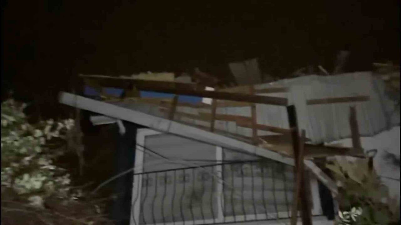 Samsun'da Fırtına: Çatılar Uçtu, Ağaçlar Devrildi