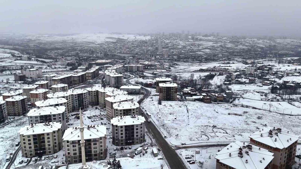 Samsun'da Karla Mücadele: 379 Mahalle Yolu Açıldı, 14 Yol İçin Çalışma Sürüyor