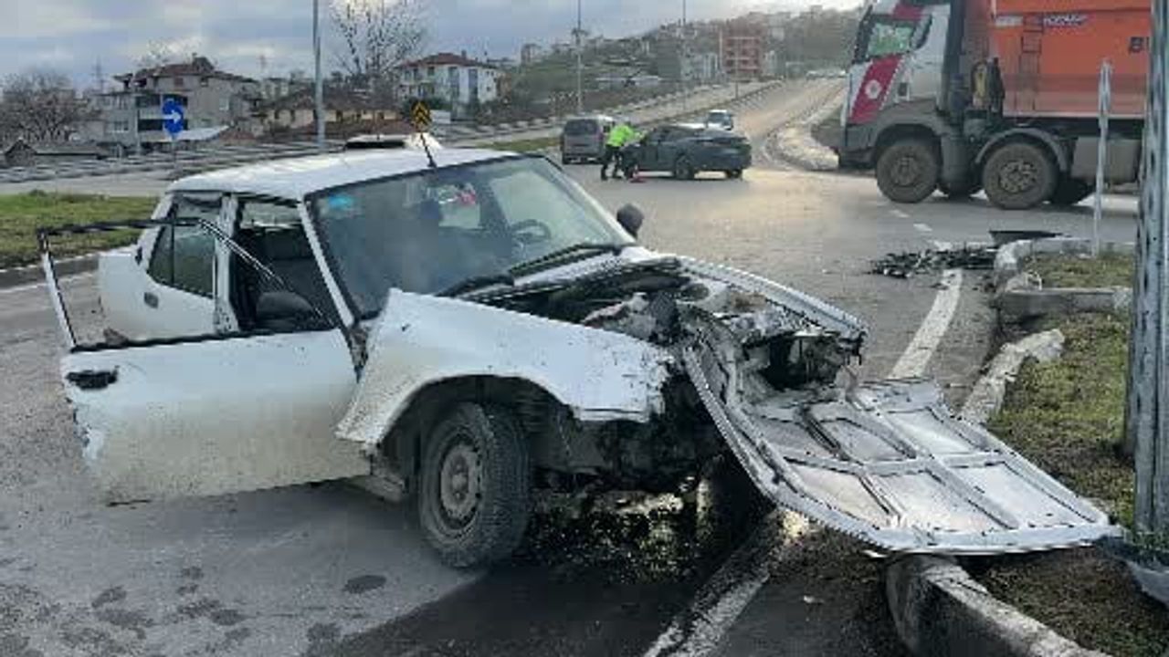 Samsun'da Kavşak Kazası: SUV'ye Çarpan Tofaş Şahin Parçalandı — 2 Yaralı