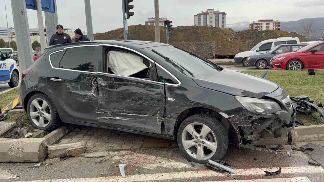 Samsun'da Kavşakta Çarpışma: Kamyonet ile Otomobil — 3 Yaralı