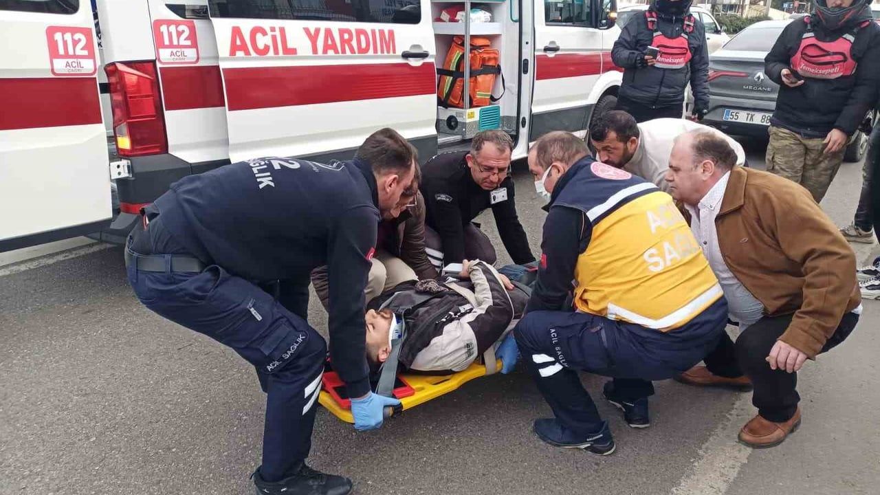 Samsun'da Motokurye Raylı Sistem Hattı Duvarına Çarptı: Sürücü Yaralandı