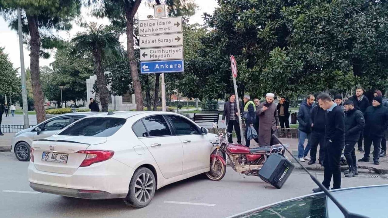 Samsun'da Motosiklet Otomobile Saplandı — Cumhuriyet Caddesi'nde Kaza