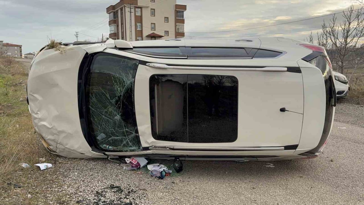 Samsun'da Otomobil Taşa Çarpıp Takla Attı: 3 Yaralı