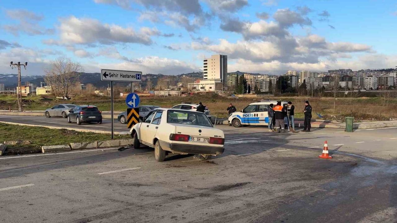 Samsun’da Tofaş Şahin SUV’a Çarptı: Araç Parçalandı, 2 Yaralı