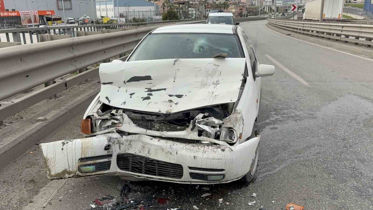 Samsun'da Viyadükte Otomobil Çimento Tankerine Arkadan Çarptı: 1 Yaralı