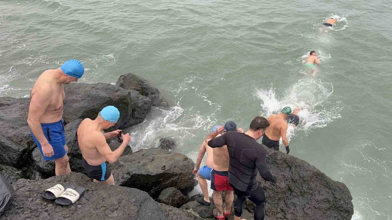 Samsun'da Yeni Yıla Cesur Başlangıç: Doğupark Tayfası Kar Yağışında Denizde
