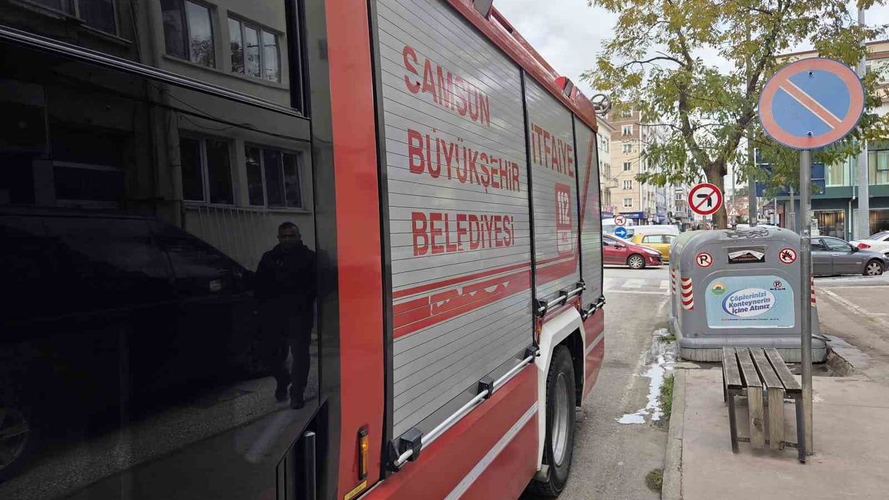 Samsun İlkadım'da Çöp Konteyneri Yangını Söndürüldü