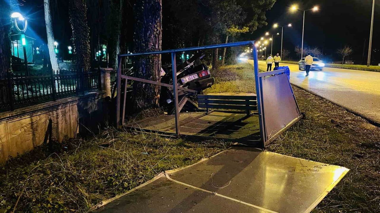 Samsun Terme’de Otomobil Hurda Yığınına Döndü: 1 Yaralı