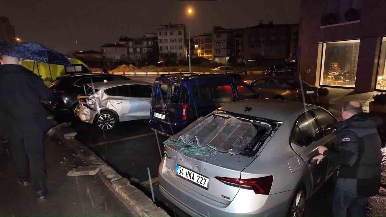 Sancaktepe'de Aşırı Hız ve Alkol: Otomobil Takla Attı, 2 Yaralı