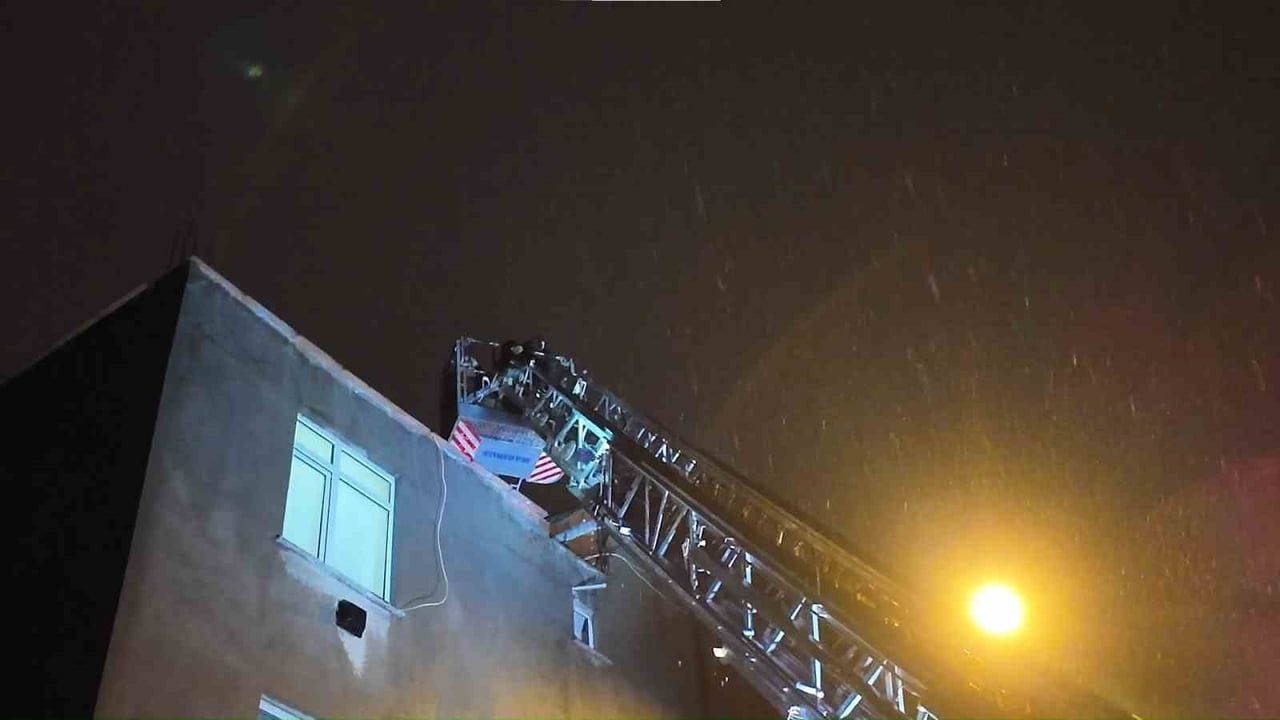 Sancaktepe'de Çatıda Mahsur Kalan 2 Genç İtfaiye ile Kurtarıldı