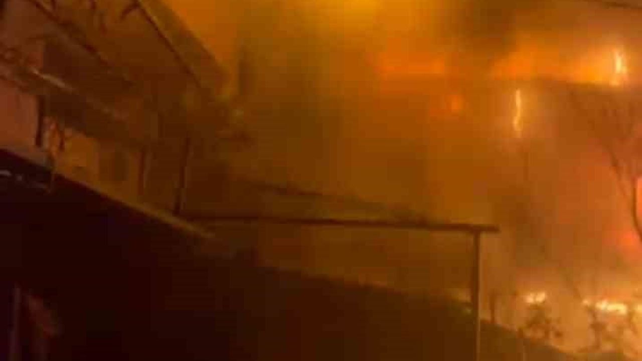 Sancaktepe'de İki Katlı Ahşap Baraka Yangını Büyümeden Söndürüldü