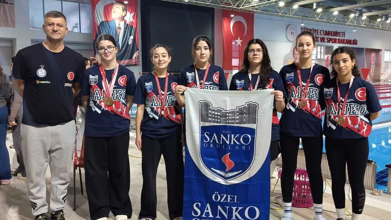 SANKO Okulları Genç Kız Yüzme Takımı Bölge Şampiyonu