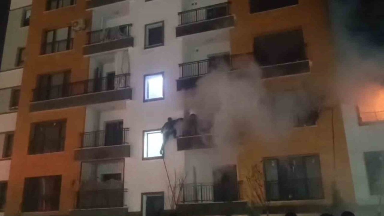 Şanlıurfa Birecik'te Apartman Yangını: İtfaiye Üst Katları Kurtardı
