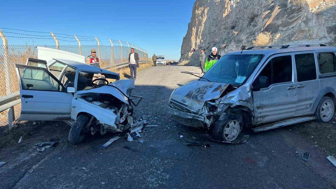 Şanlıurfa Birecik'te Kafa Kafaya Çarpışma: 3 Yaralı