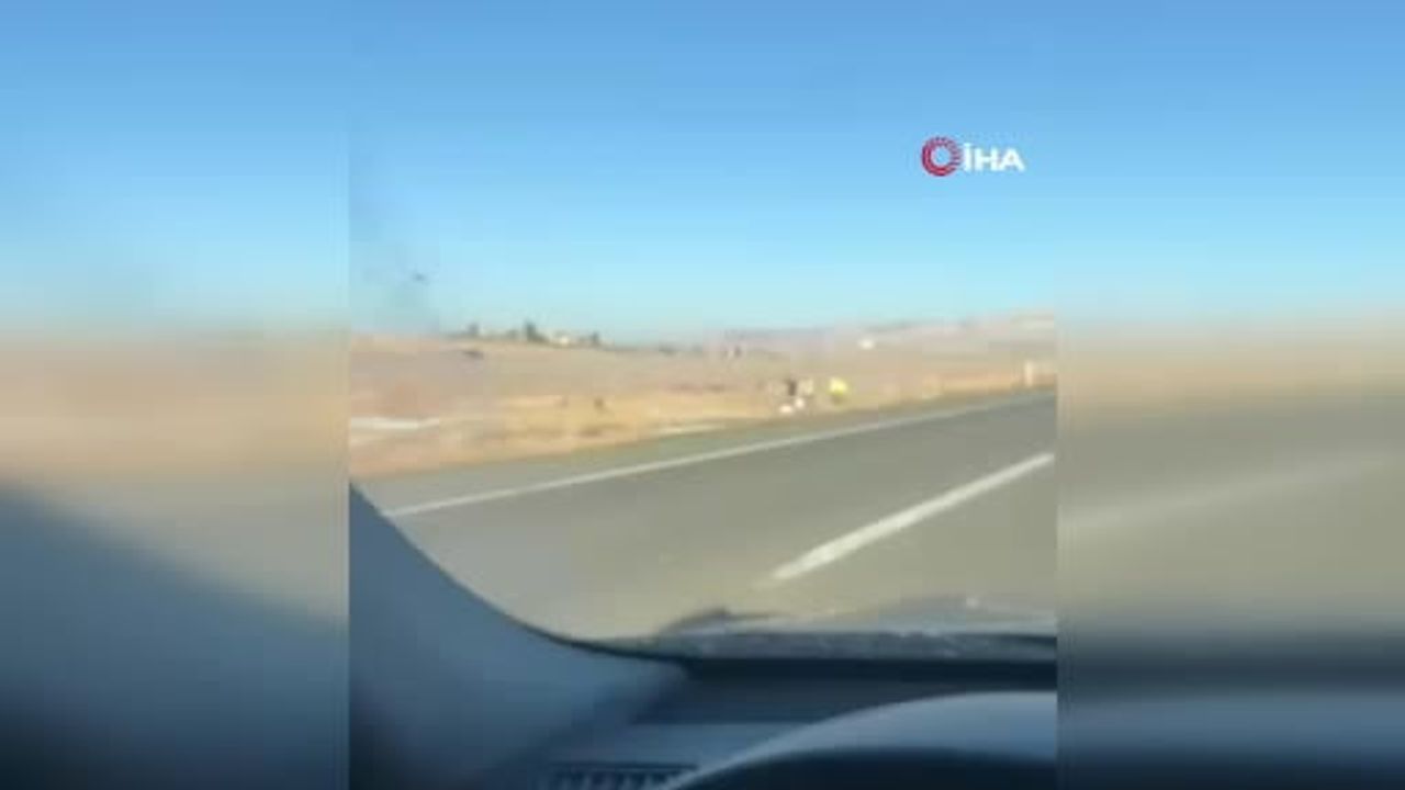 Şanlıurfa-Birecik'te Lastik Patladı: Hafif Ticari Araç Şarampole Yuvarlandı, 1 Yaralı