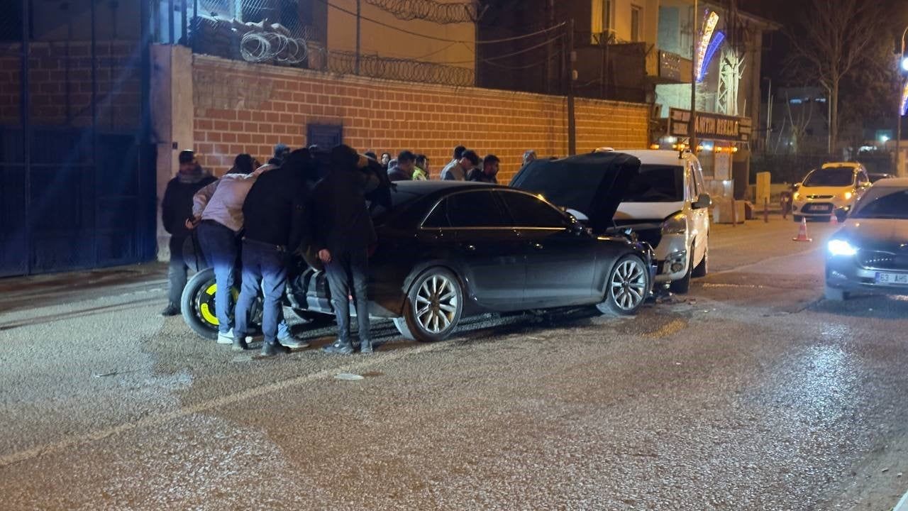 Şanlıurfa Ceylanpınar'da Trafik Kazası: Audi'de Büyük Hasar, 2 Yaralı