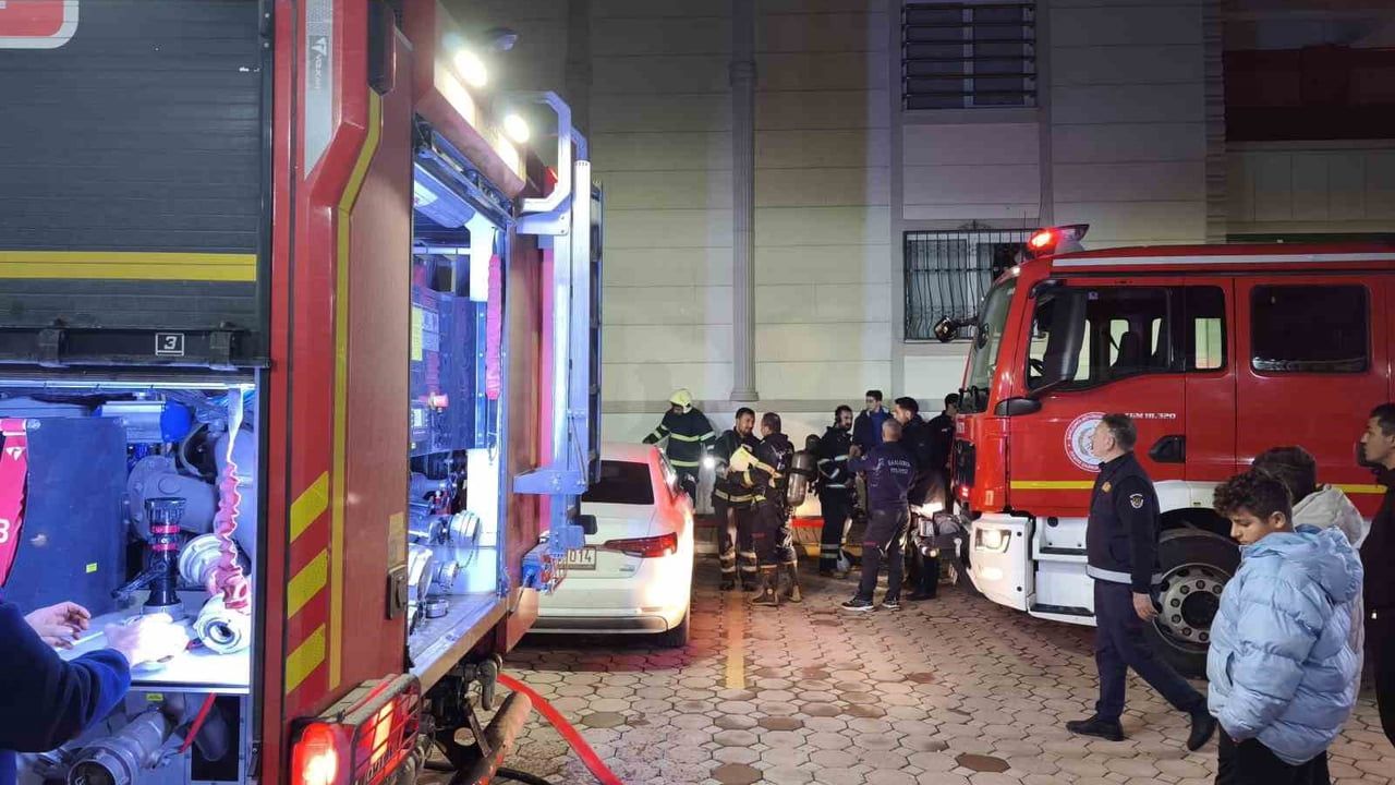 Şanlıurfa'da 10 Katlı Binanın Giriş Katında Yangın