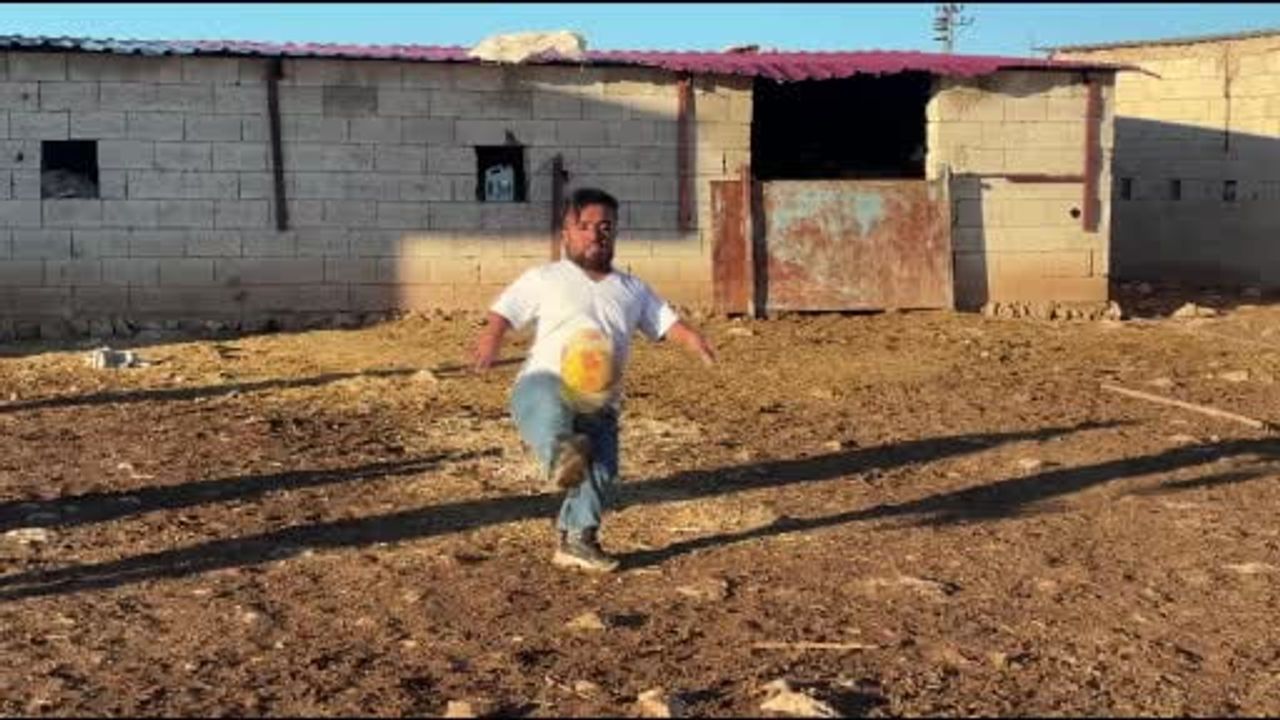 Şanlıurfa'da Akondroplazili Sedat Uçak Futbol Topuyla Her Hedefi Tutuyor