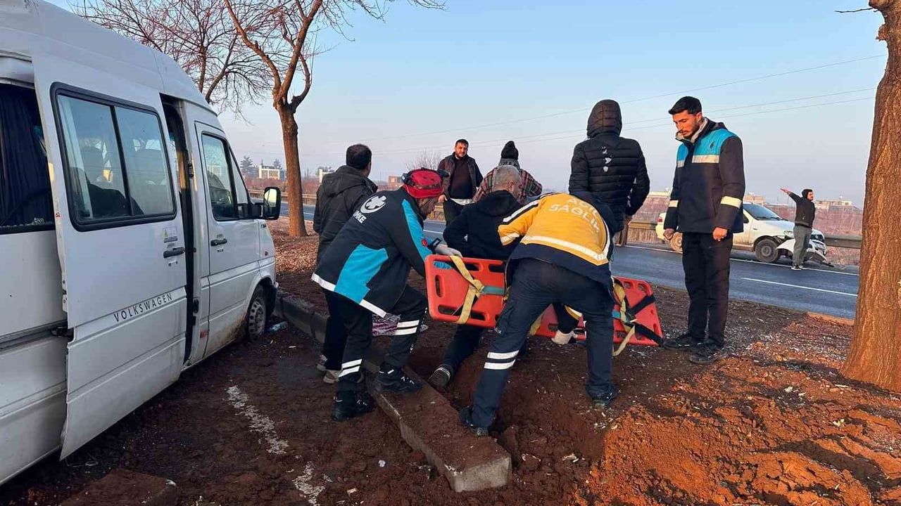 Şanlıurfa'da İşçi Servisi Ağaca Çarptı: 7 Yaralı
