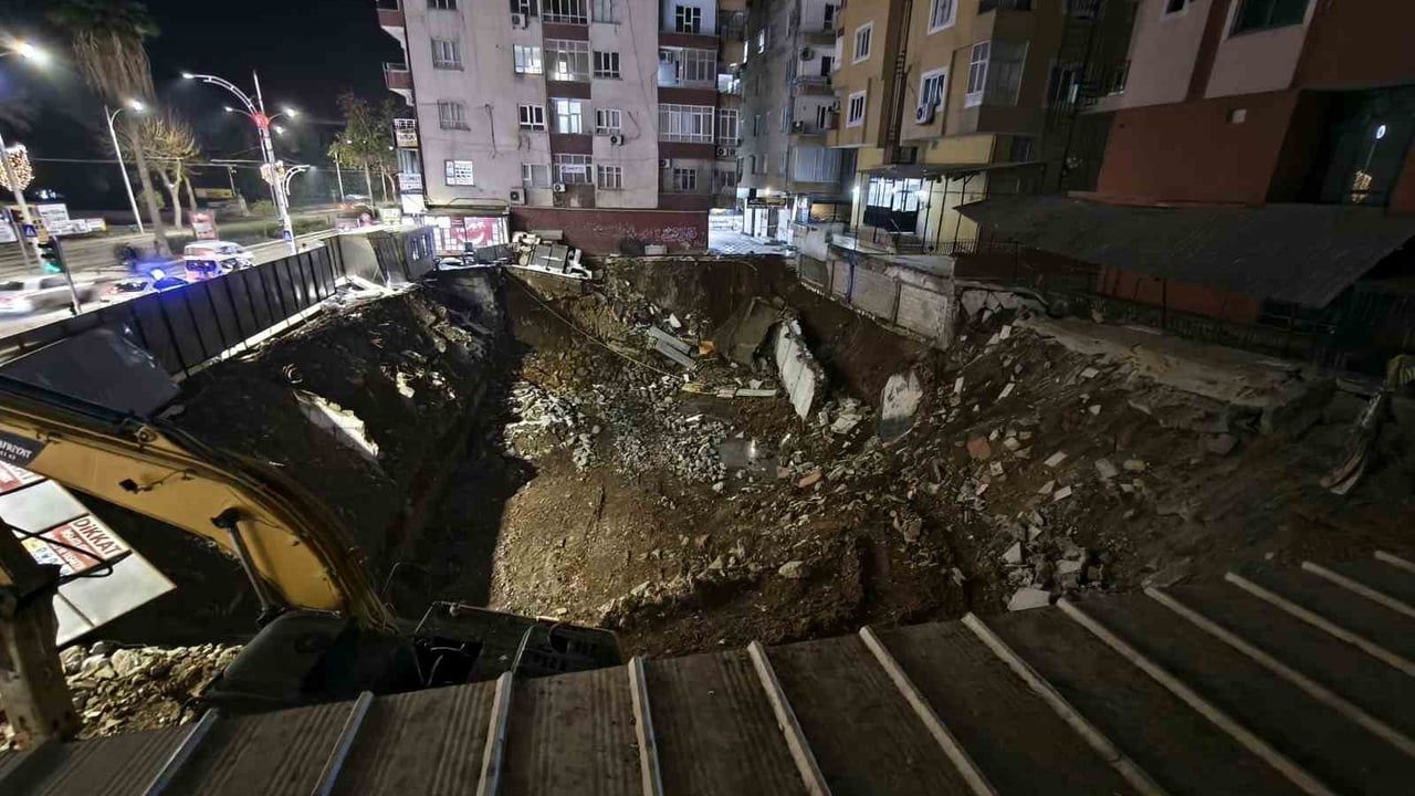 Şanlıurfa'da İstinat Duvarı Çöktü: Bina Tahliye Edildi