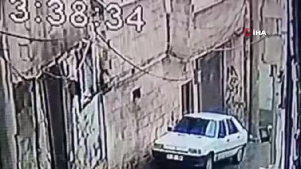 Şanlıurfa’da İstinat Duvarı Otomobilin Üzerine Devrildi