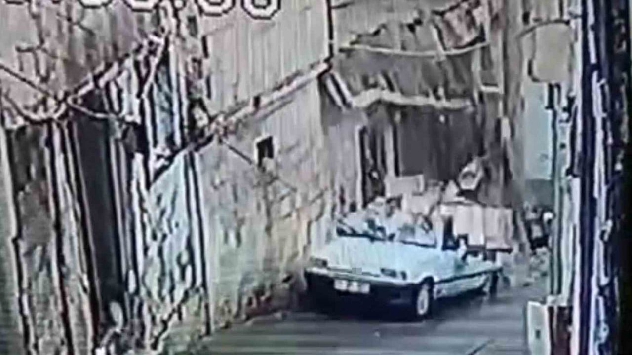 Şanlıurfa’da İstinat Duvarı Park Halindeki Otomobile Devrildi