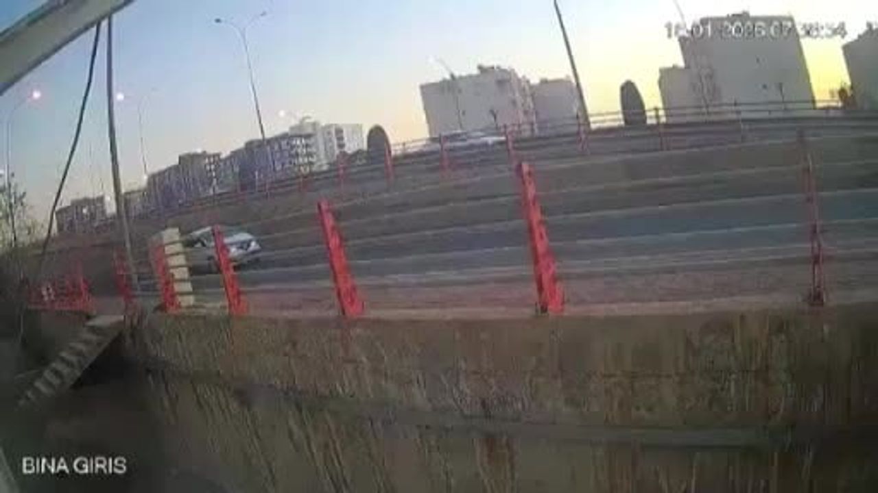 Şanlıurfa'da Kaldırımda Yürüyen Kişi Tırdan Düşen Saman Balyasından Kıl Payı Kurtuldu