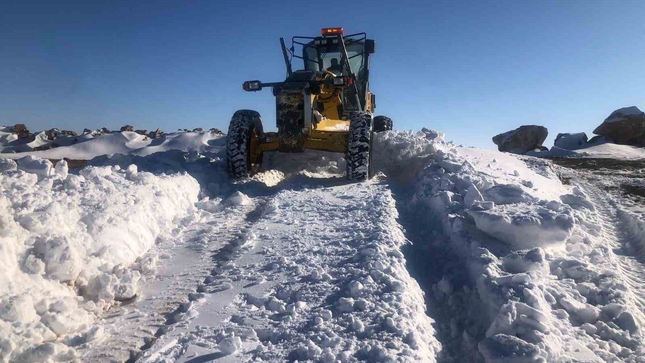 Şanlıurfa'da Kar Rekoru: Kapanan Kırsal Yollar İş Makineleriyle Açılıyor