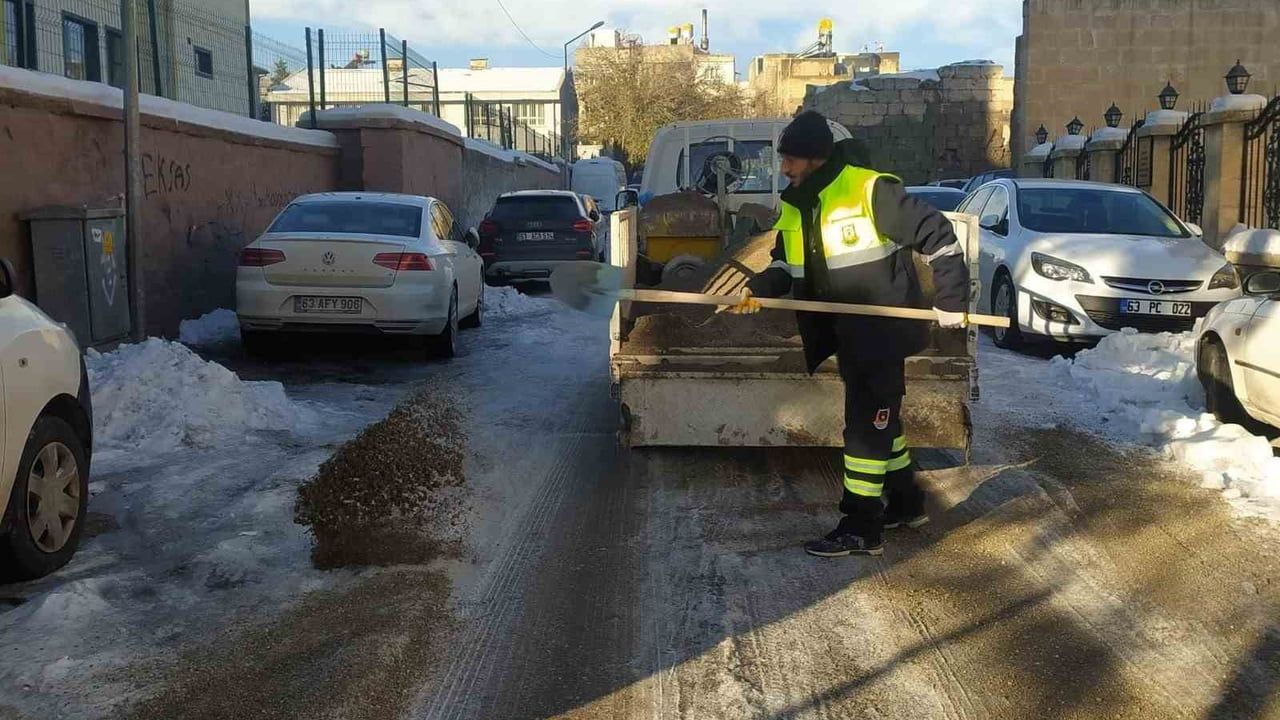 Şanlıurfa'da Karla Mücadele: 4 bin 500 Kilometre Kırsal Yol Ulaşıma Açıldı