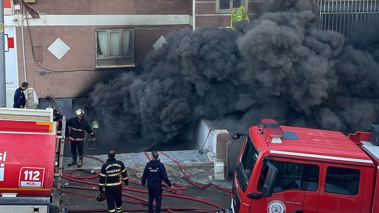 Şanlıurfa'da Koltuk ve Yatak Üretimi Atölyesinde Korkutan Yangın