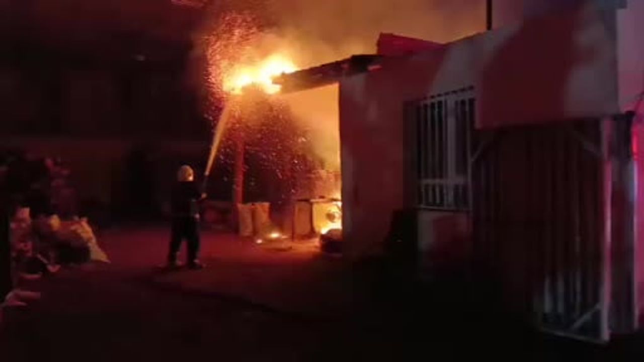 Şanlıurfa'da Oduncular Pazarında İş Yerinde Yangın Söndürüldü