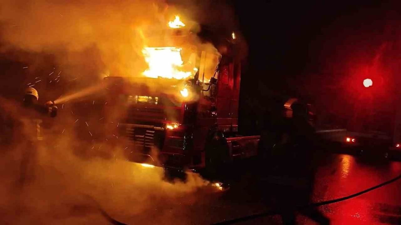 Şanlıurfa'da Seyir Halindeki TIR Alev Topuna Döndü — Yangın Kontrol Altında