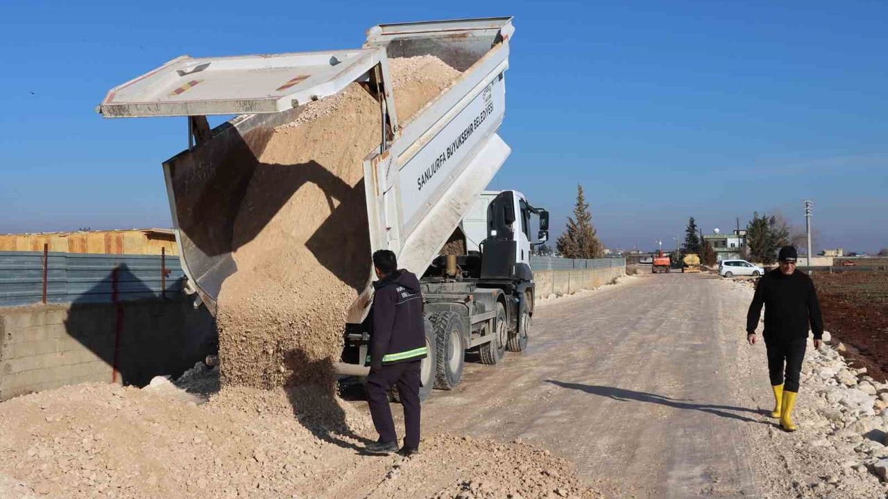 Şanlıurfa'da Yardımcı–Kısas Grup Yolunda Sıcak Asfalt Çalışması