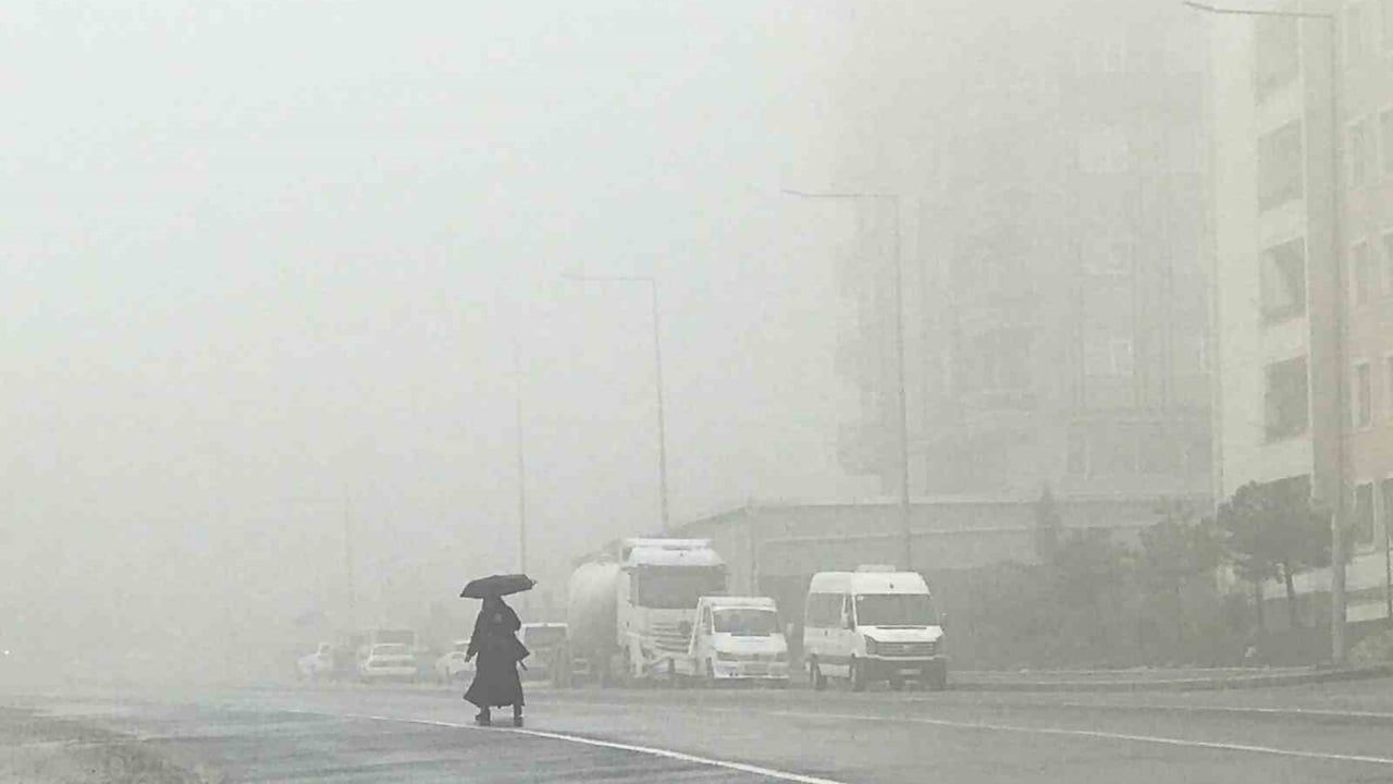 Şanlıurfa'da Yoğun Sis ve Yağış: Görüş 20-25 Metreye Düştü