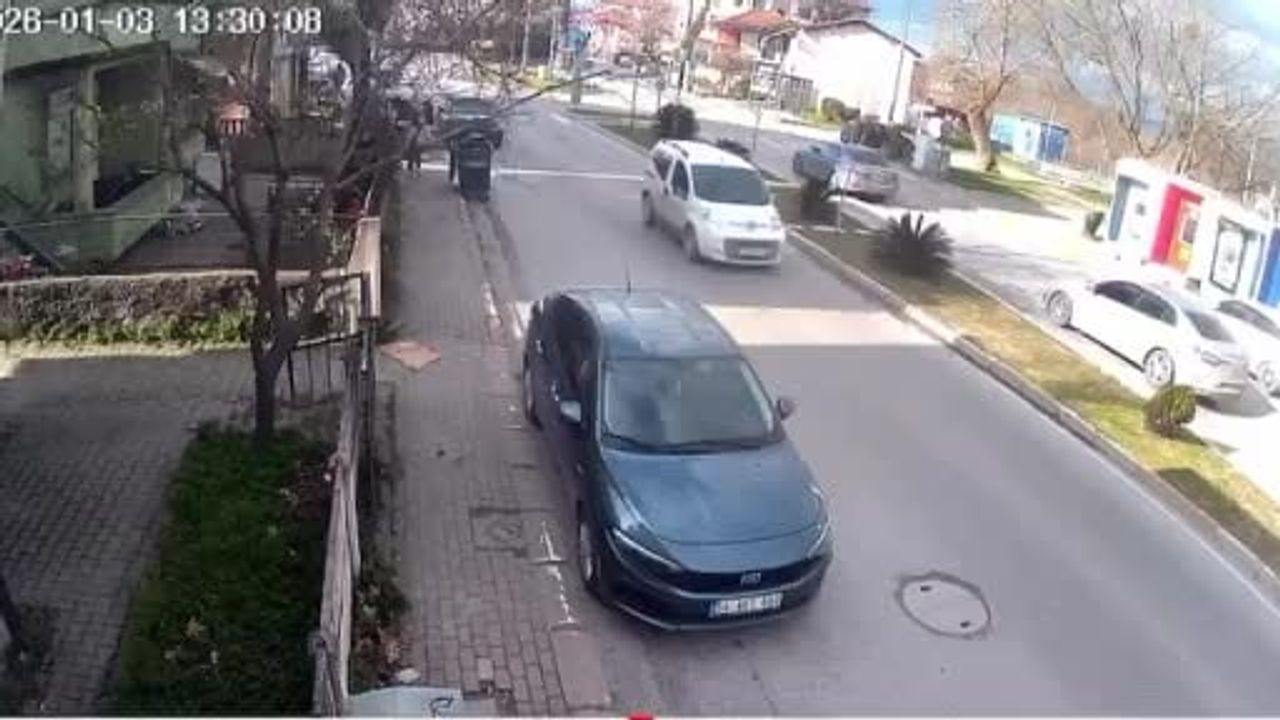 Sapanca'da Fırtına: Çöp Konteyneri Park Halindeki Araca Çarptı