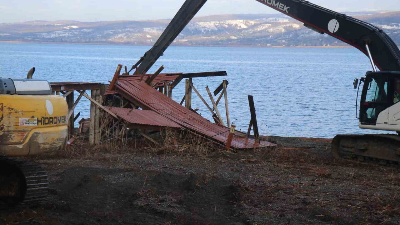 Sapanca Gölü'nde 89 Kaçak İskele İçin Yıkım Başladı