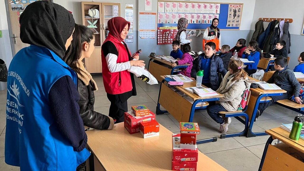 Şaphane MYO’dan Yunuslar İlk ve Ortaokulu’nda Sosyal Sorumluluk Etkinliği