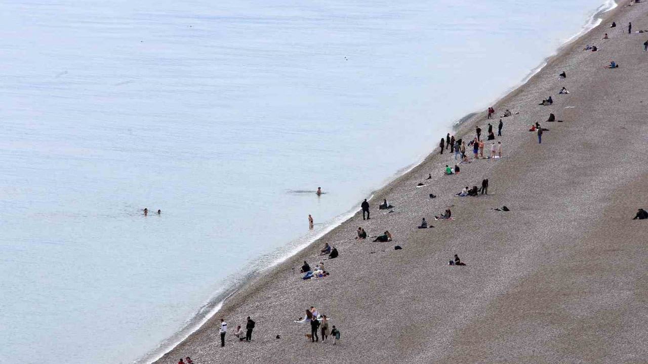 Sarı Kod Uyarısı Varken Antalya'da Bahar: Konyaaltı 16°C'yi Gördü