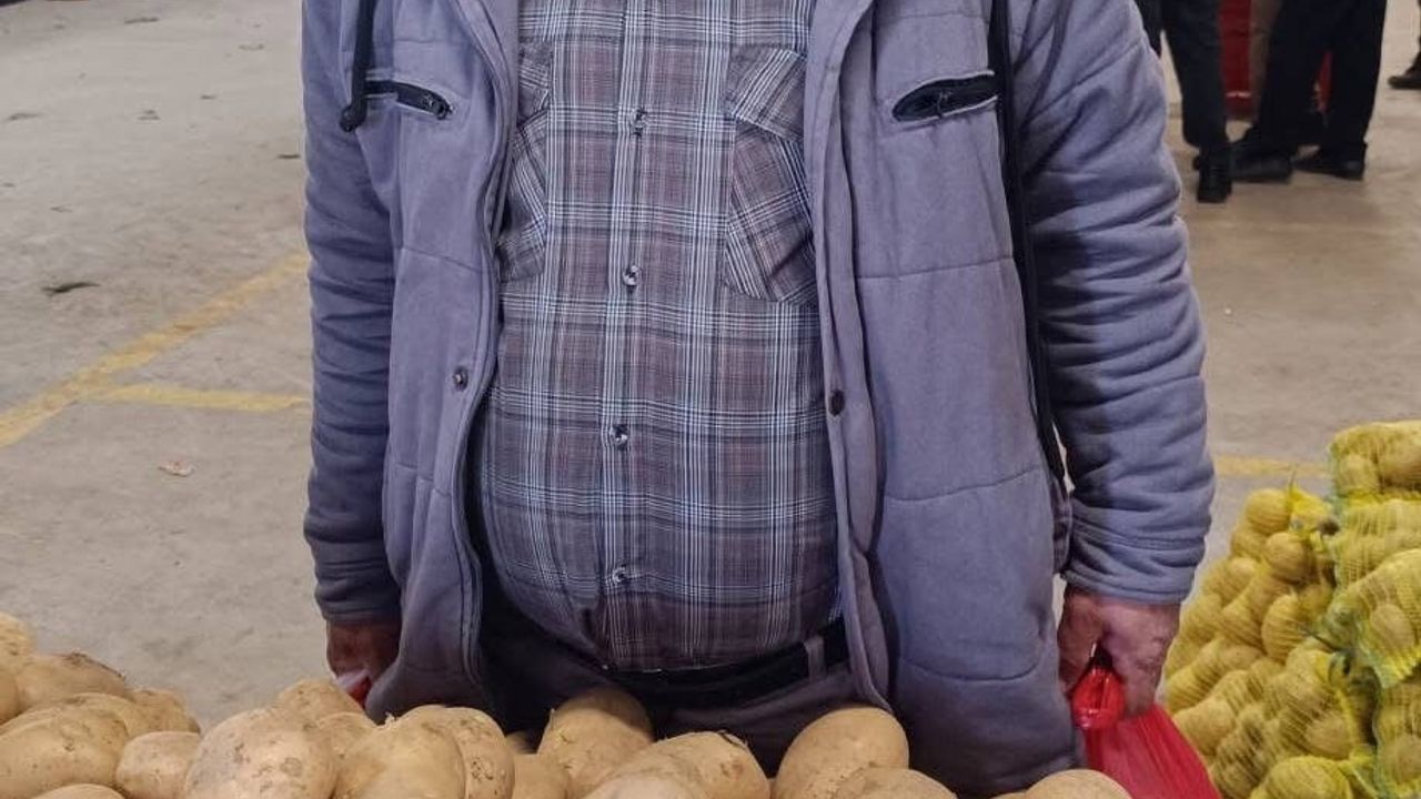 Sarıgöl Pazarı'nda 900 ve 1000 Gramlık Dev Patatesler İlgi Çekti