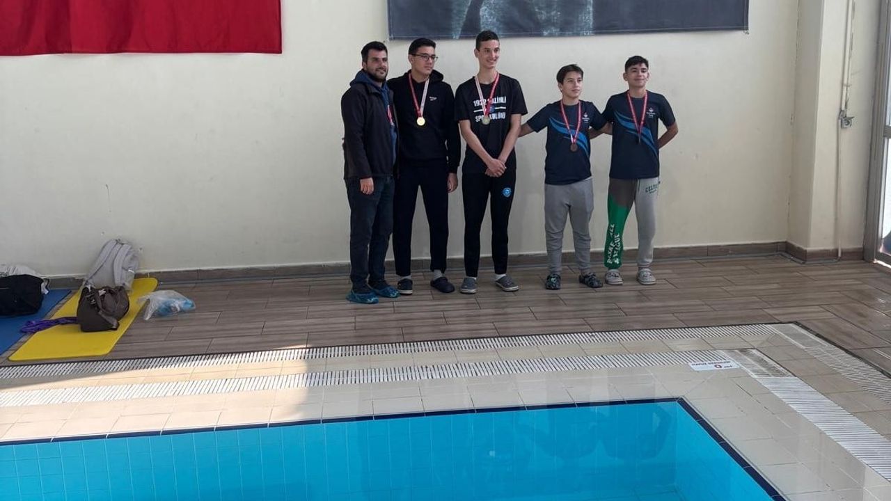 Sarıgöllü Öğrenci Yiğit Alp Koşaraslan Manisa Yüzme Şampiyonu