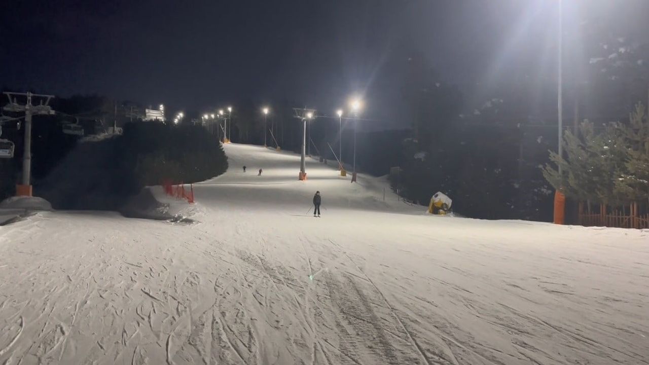 Sarıkamış'ta Gece Kayağı: Yenilenen Işıklarla Kristal Kar Keyfi