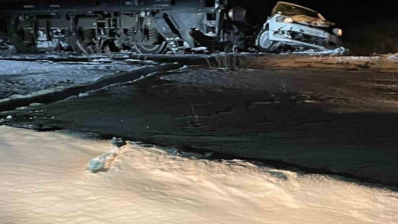 Sarıkamış'ta Yük Treni Otomobile Çarptı: 1 Yaralı