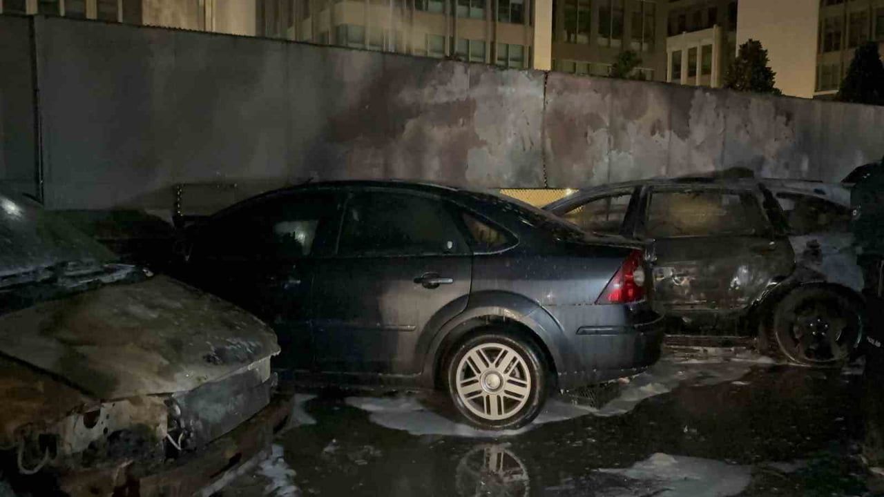 Sarıyer'de Otoparkta 5 Araç Şüpheli Şekilde Yandı
