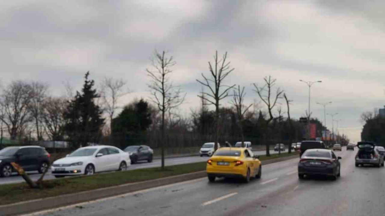 Sarıyer'de refüjü aşan otomobil karşı şeride çarpıp kamerada