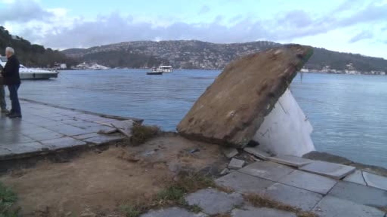 Sarıyer Kireçburnu'nda Fırtına Deniz Fenerini Devrildi