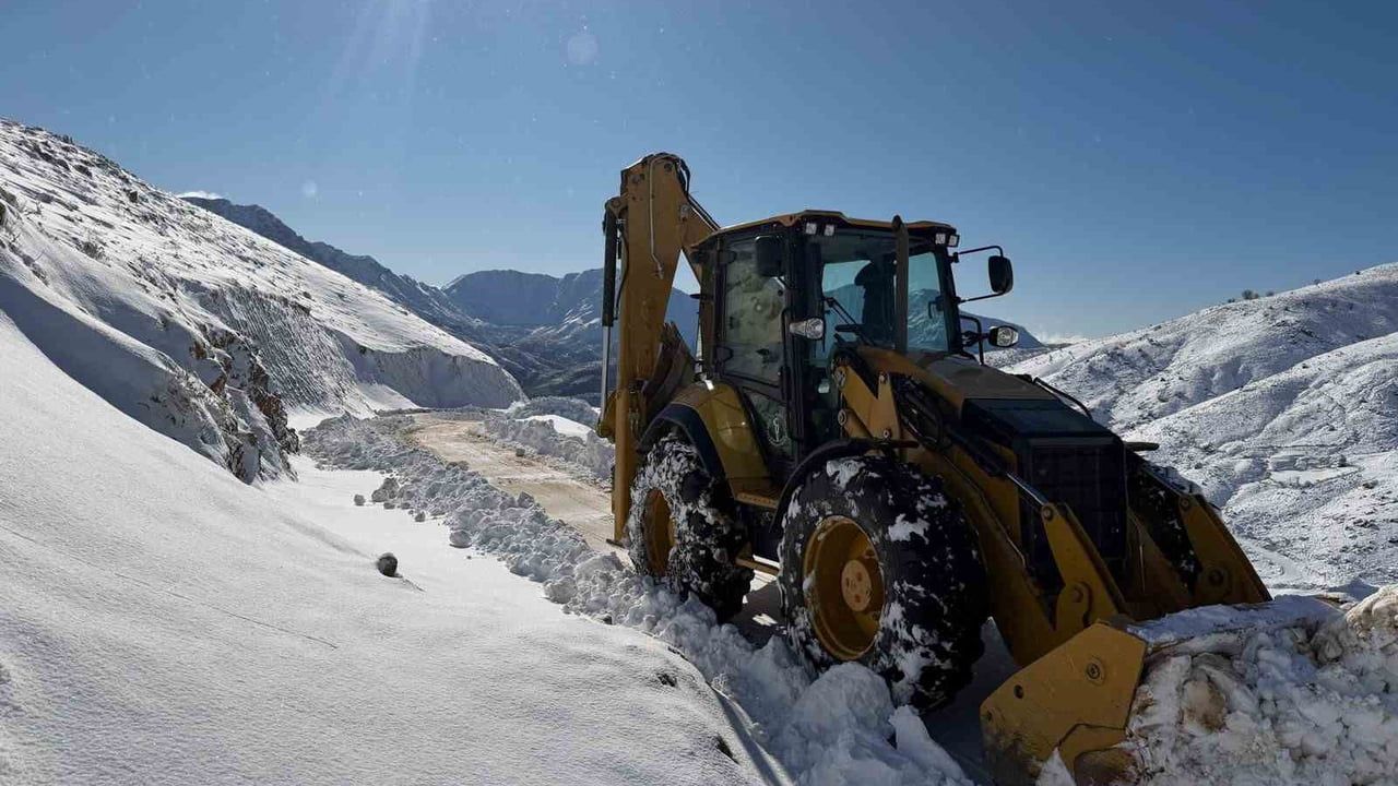 Sason'da İki Gündür Süren Kar Yağışı Ulaşıma Kapattı