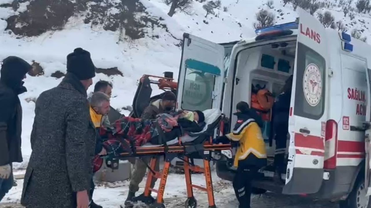 Sason'da Karla Kaplı Mezrada Zamanla Yarış: 63 Yaşındaki Hasta Kızakla Hastaneye Ulaştırıldı